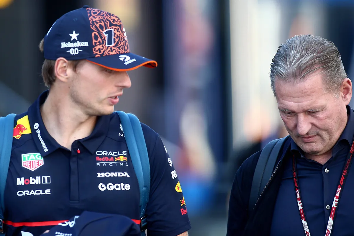 Max en Jos Verstappen voor Red Bull Racing in de F1-paddock in 2025