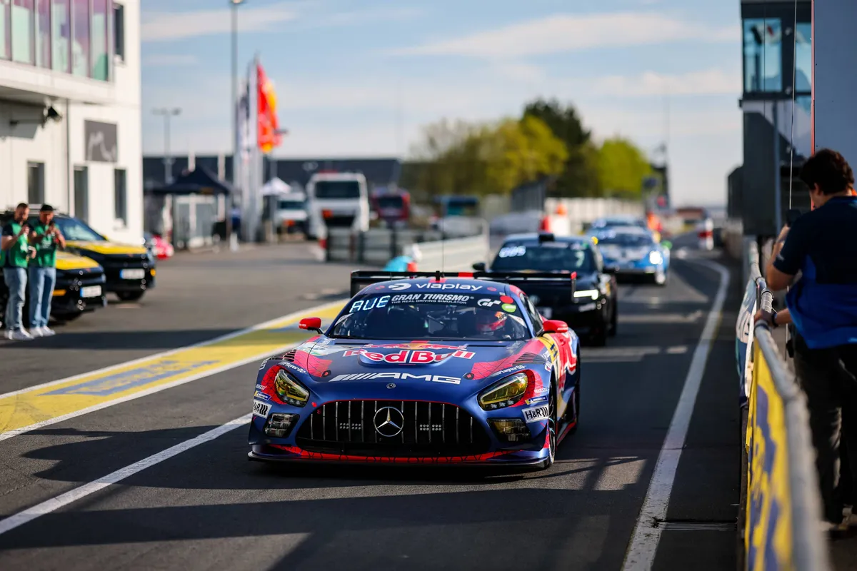 Max Verstappen in zijn Mercedes-AMG GT3-bolide op de Nürburgring Nordschleife in 2026