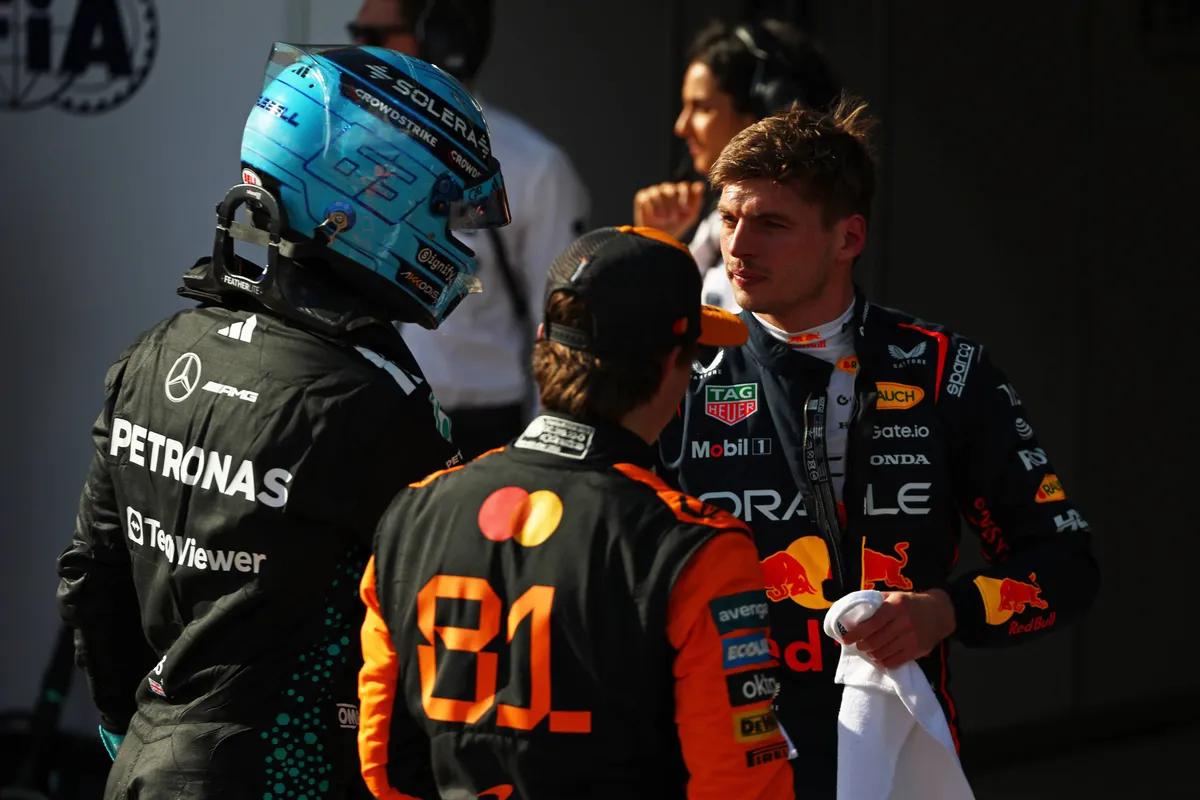 Max Verstappen met George Russell en Oscar Piastri
