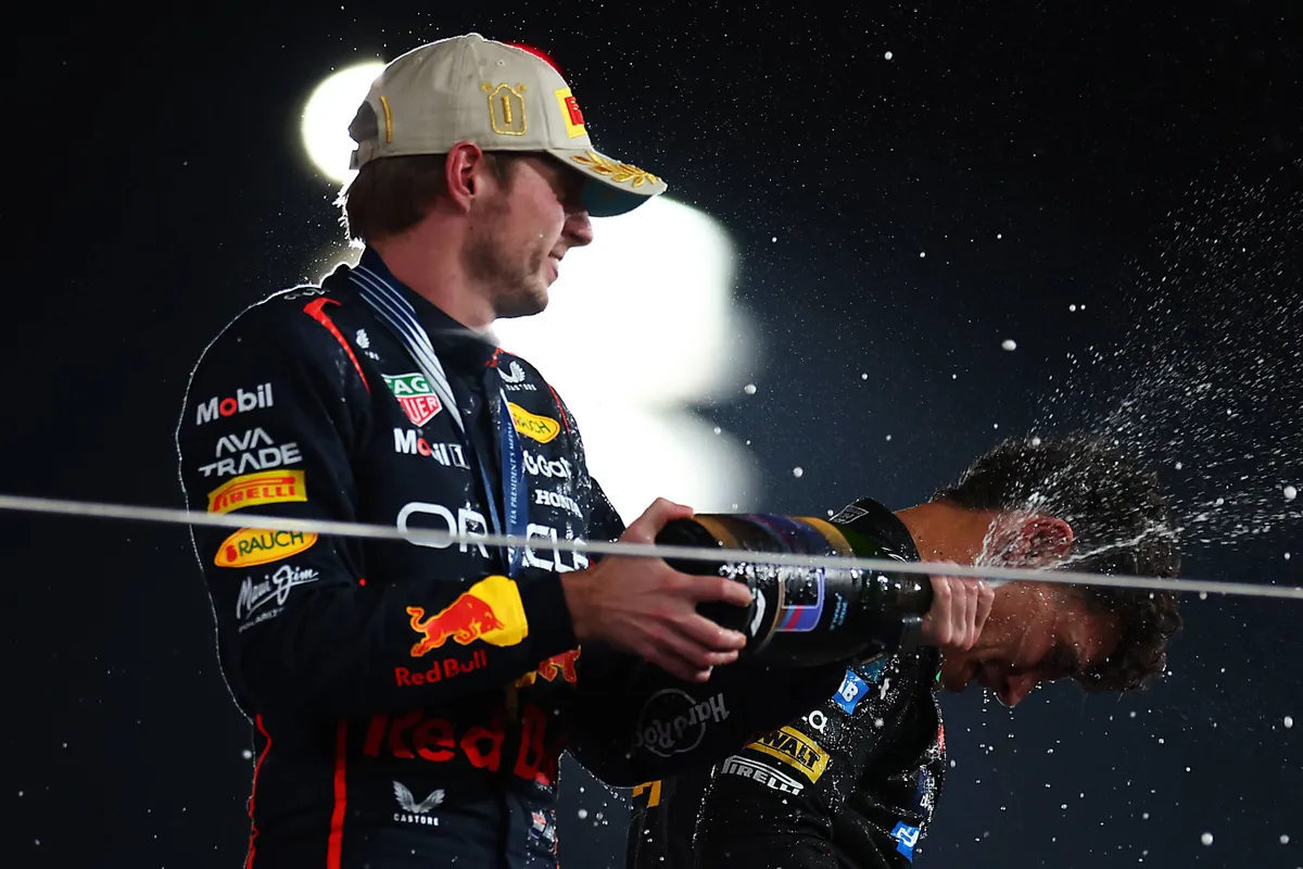 Red Bull-coureur Max Verstappen op het podium in Abu Dhabi in 2025