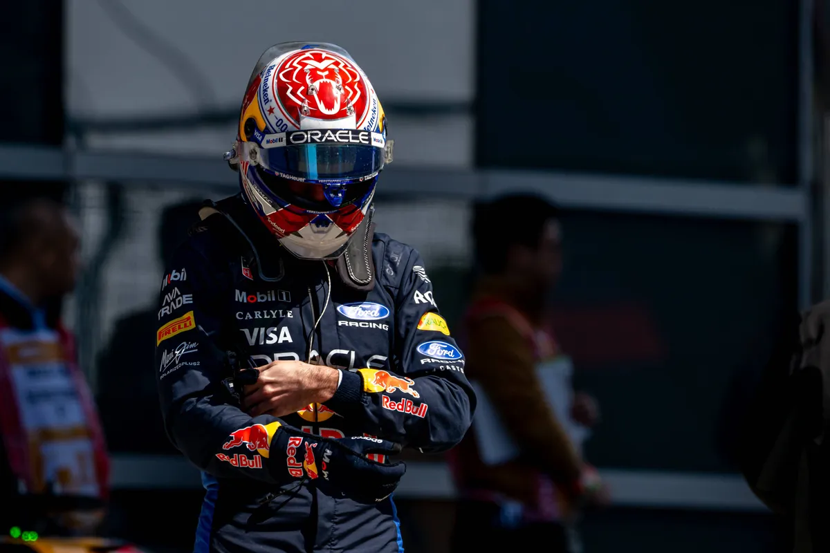 Max Verstappen kijkt naar de grond na de 2026 F1 GP China