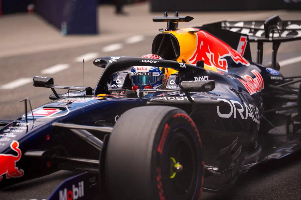 Max Verstappen in de Red Bull RB22 in de pitstraat in Australië in 2026