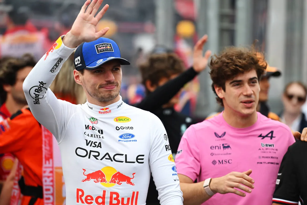 Max Verstappen met Franco Colapinto op de F1-grid in Australië 2026