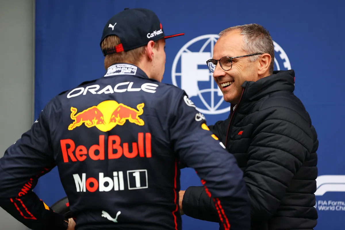 Max Verstappen met F1-baas Stefano Domenicali in de F1-paddock in 2022