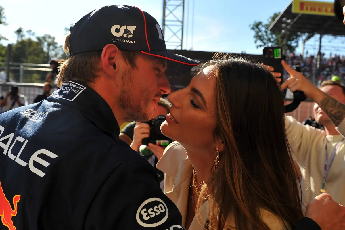 Max Verstappen kust vriendin Kelly Piquet na F1-zege in Italië in 2025