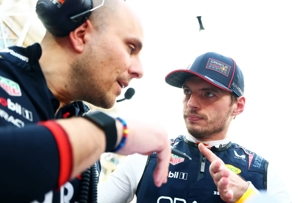 Max Verstappen en race-engineer Gianpiero Lambiase op de F1-grid in 2025