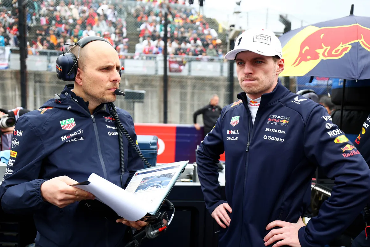 Max Verstappen en Gianpiero Lambiase op de F1-grid