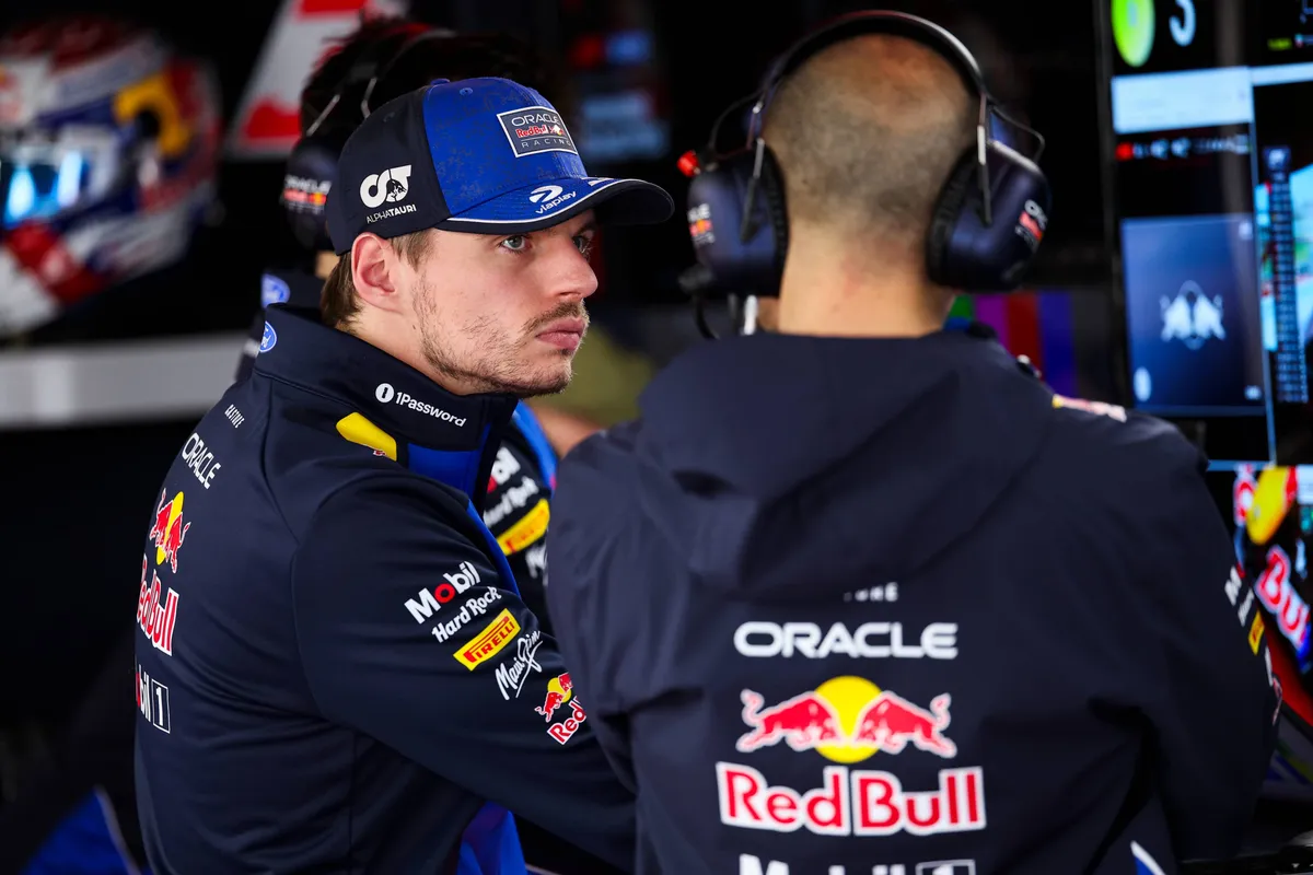 Max Verstappen met Gianpiero Lambiase in de garage van Red Bull in Japan 2026