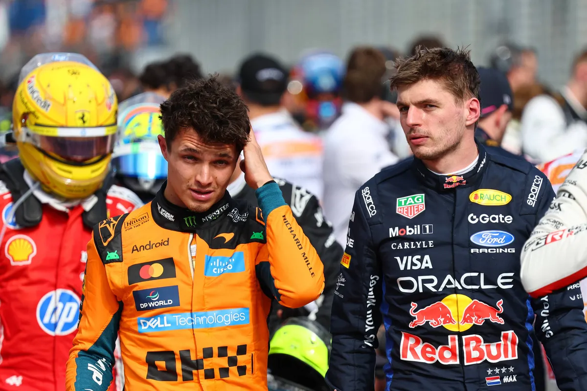 Max Verstappen en Lando Norris praten op de F1-grid na GP Australië 2026