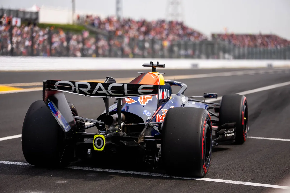 Max Verstappen in de pitstraat voor GP Japan 2026