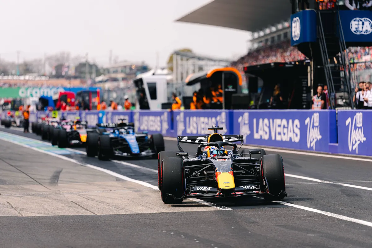 Max Verstappen in zijn Red Bull RB22 in de pitstraat in Japan