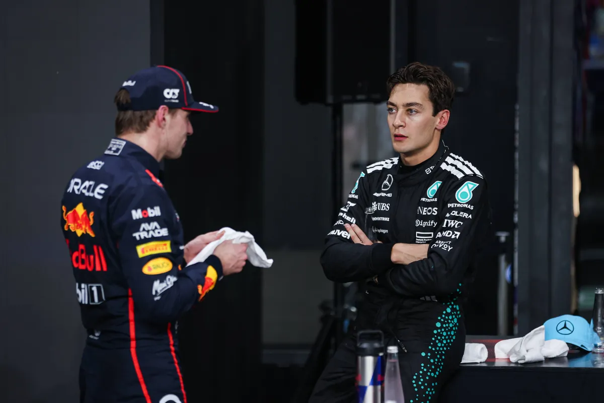 Max Verstappen en George Russell in de F1-paddock in 2025