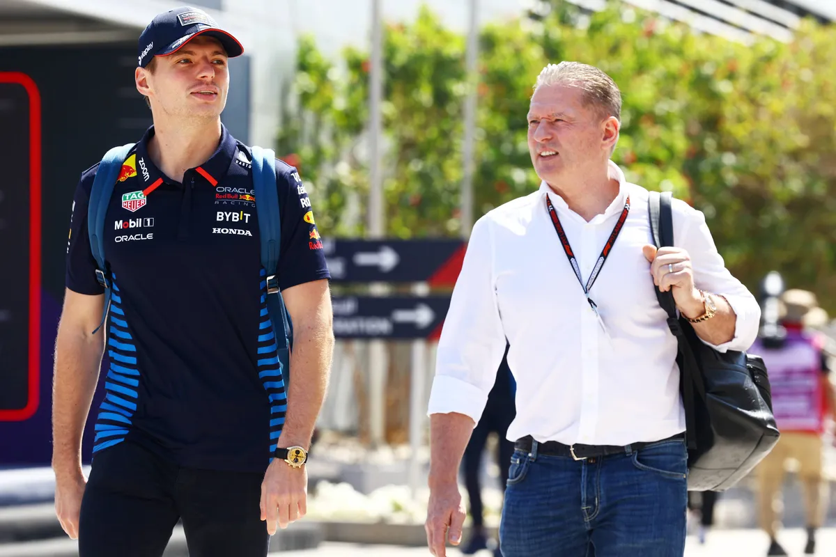 Max Verstappen en Jos Verstappen op F1-paddock tijdens F1 Grand Prix van Bahrein in 2024