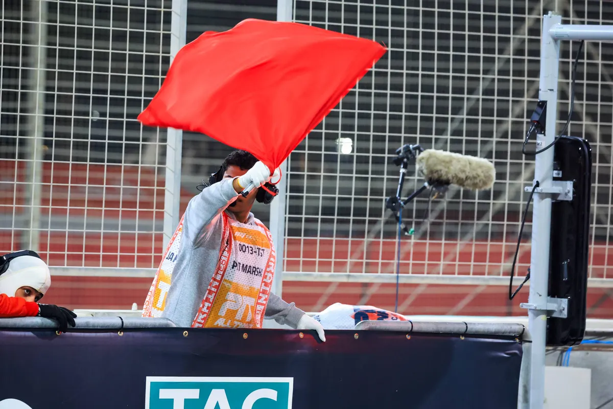 Formule 1-marshal zwaait met de rode vlag tijdens F1-test in Bahrein in 2026