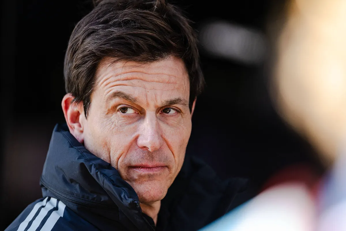Mercedes-teambaas Toto Wolff kijkt om tijdens 2026 F1 GP Japan