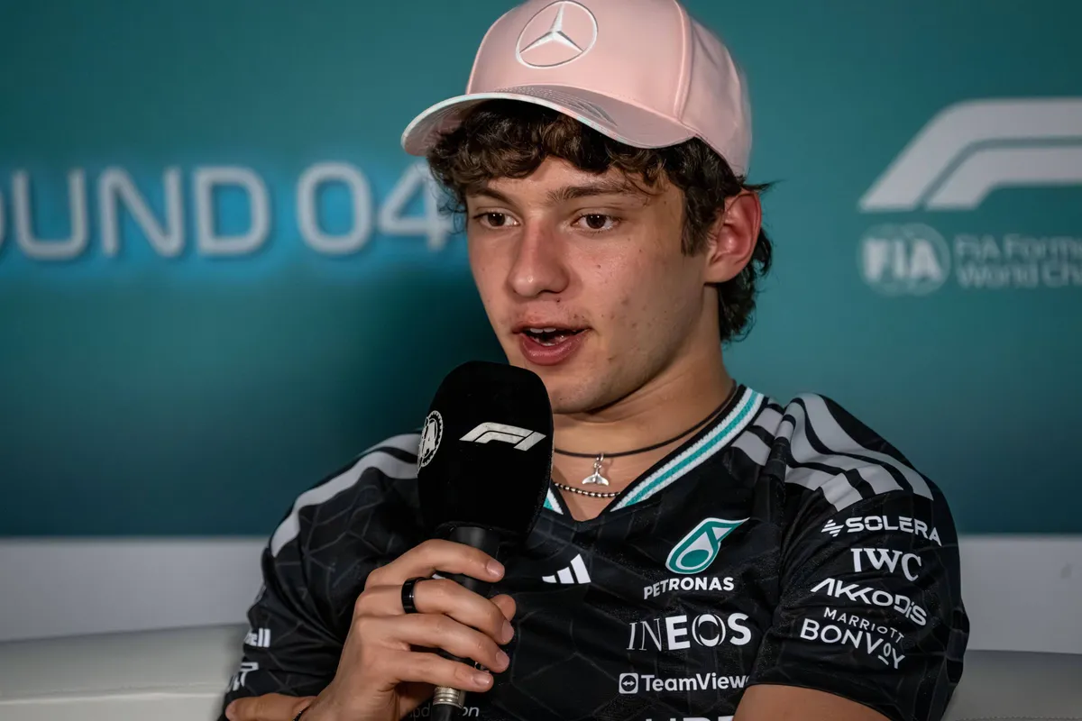 Mercedes-coureur Kimi Antonelli tijdens de persconferentie in Miami in 2026