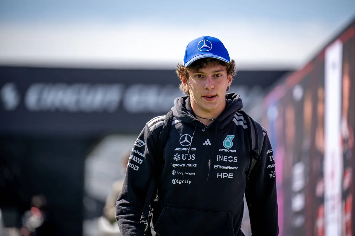 Mercedes-coureur Kimi Antonelli arriveert in de F1-paddock in Canada