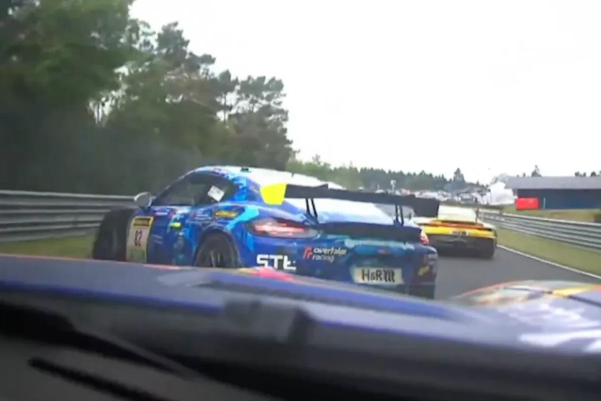 24 uur van de Nürburgring van Max Verstappen was bijna voorbij door een bizarre actie