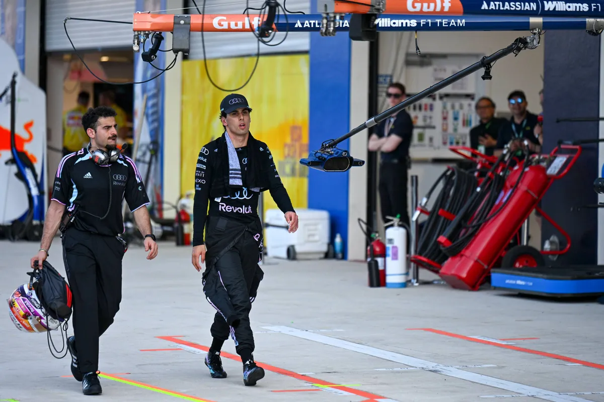 Audi-coureur Gabriel Bortoleto loopt door de F1-pitstraat in Miami