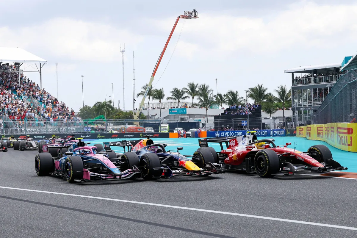 Max Verstappen in de sandwich bij Colapinto en Hamilton bij start sprintrace in Miami 2026