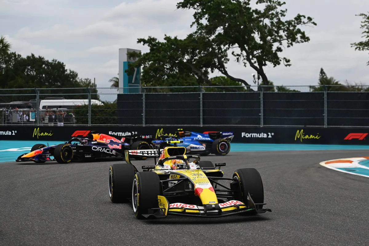 Liam Lawson, Max Verstappen en Carlos Sainz in één beeld gevangen tijdens de F1 Grand Prix van Miami in 2026