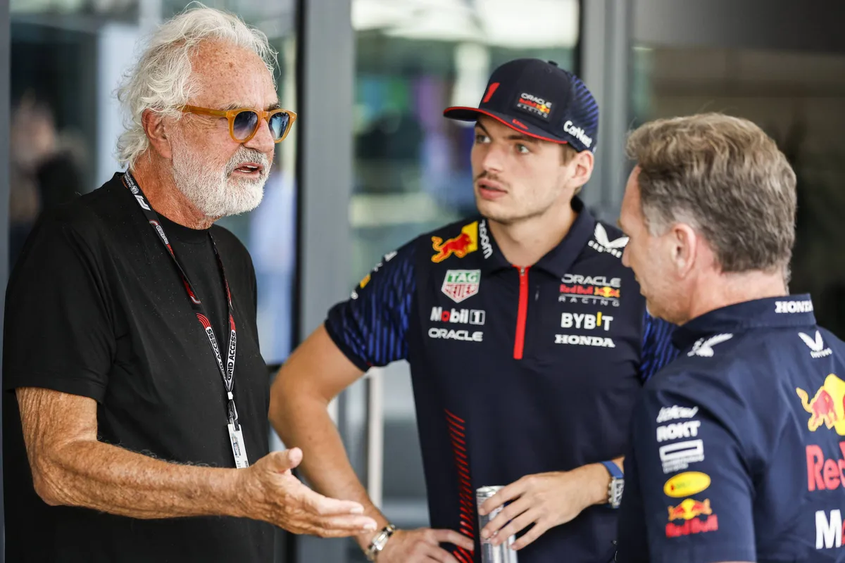 Flavio Briatore in gesprek met Max Verstappen in de F1-paddock