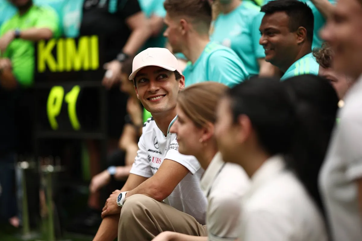 George Russell viert de overwinning van Kimi Antonelli na afloop van de F1 Grand Prix van Miami in 2026