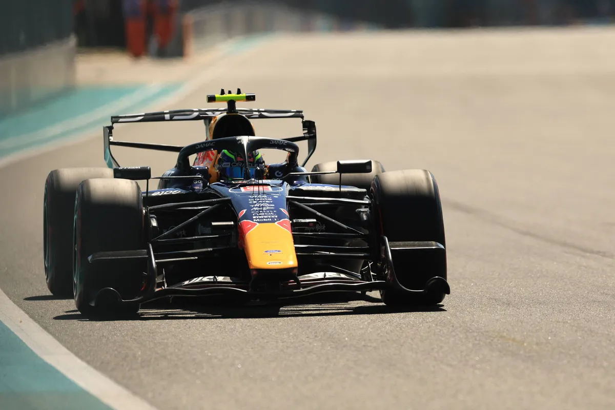 De achtervleugel van de Red Bull RB22 van Isack Hadjar staat open in Miami