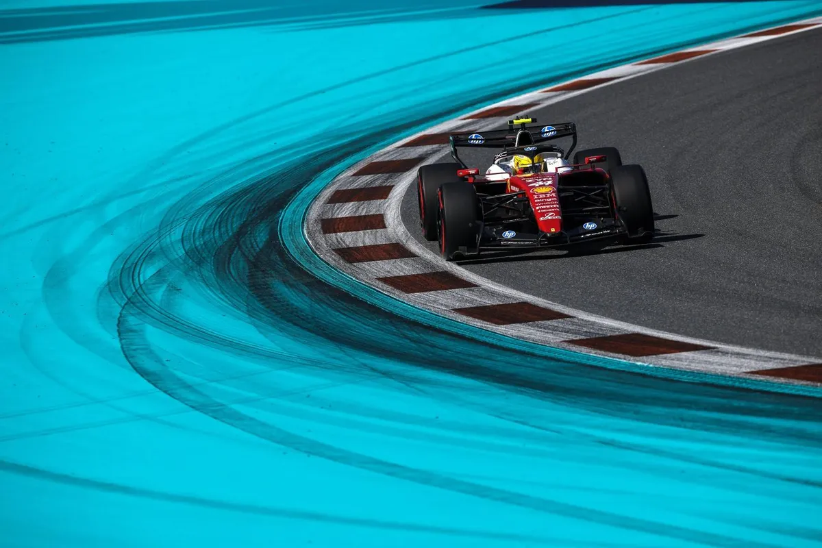 Ferrari-coureur Lewis Hamilton in de eerste sector in Miami in 2026