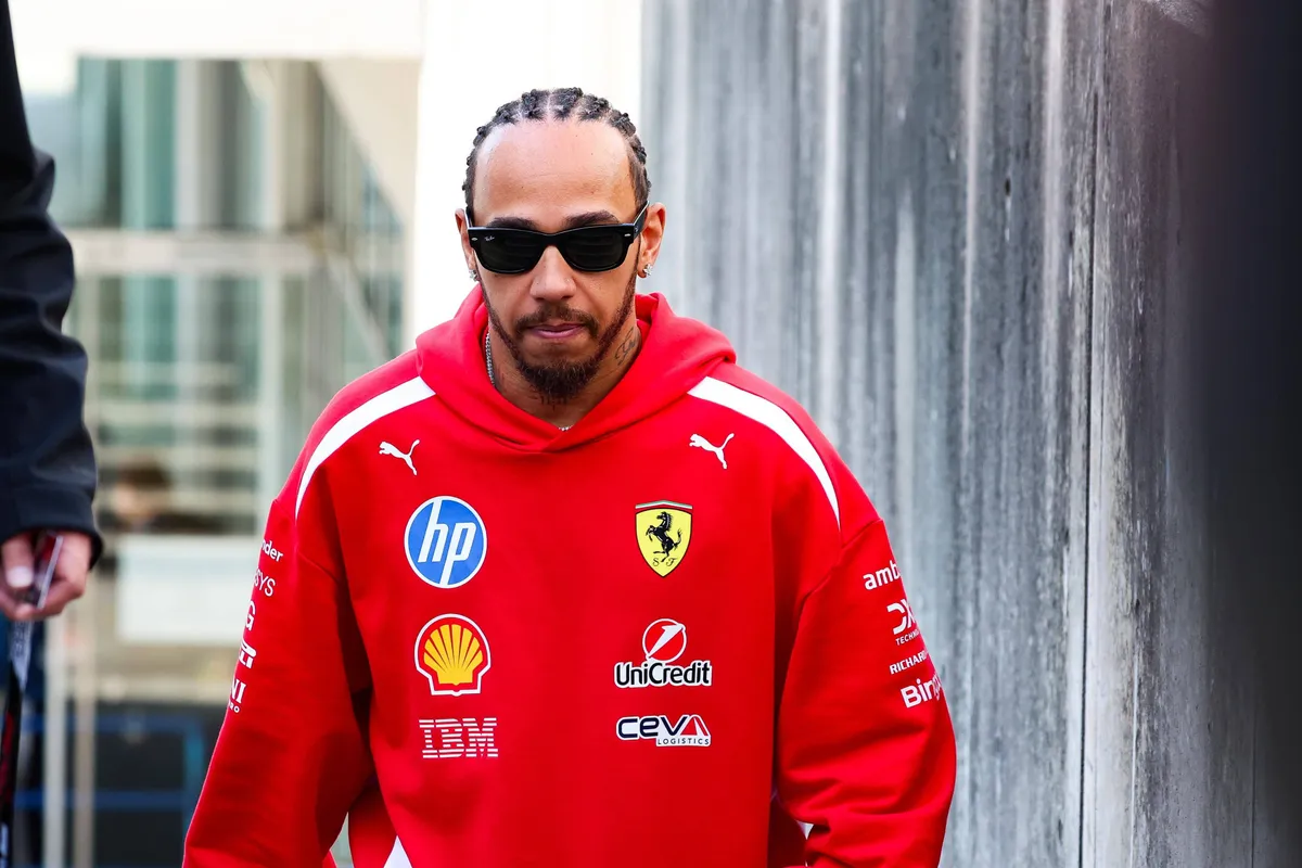 Ferrari-coureur Lewis Hamilton in de F1-paddock in Miami
