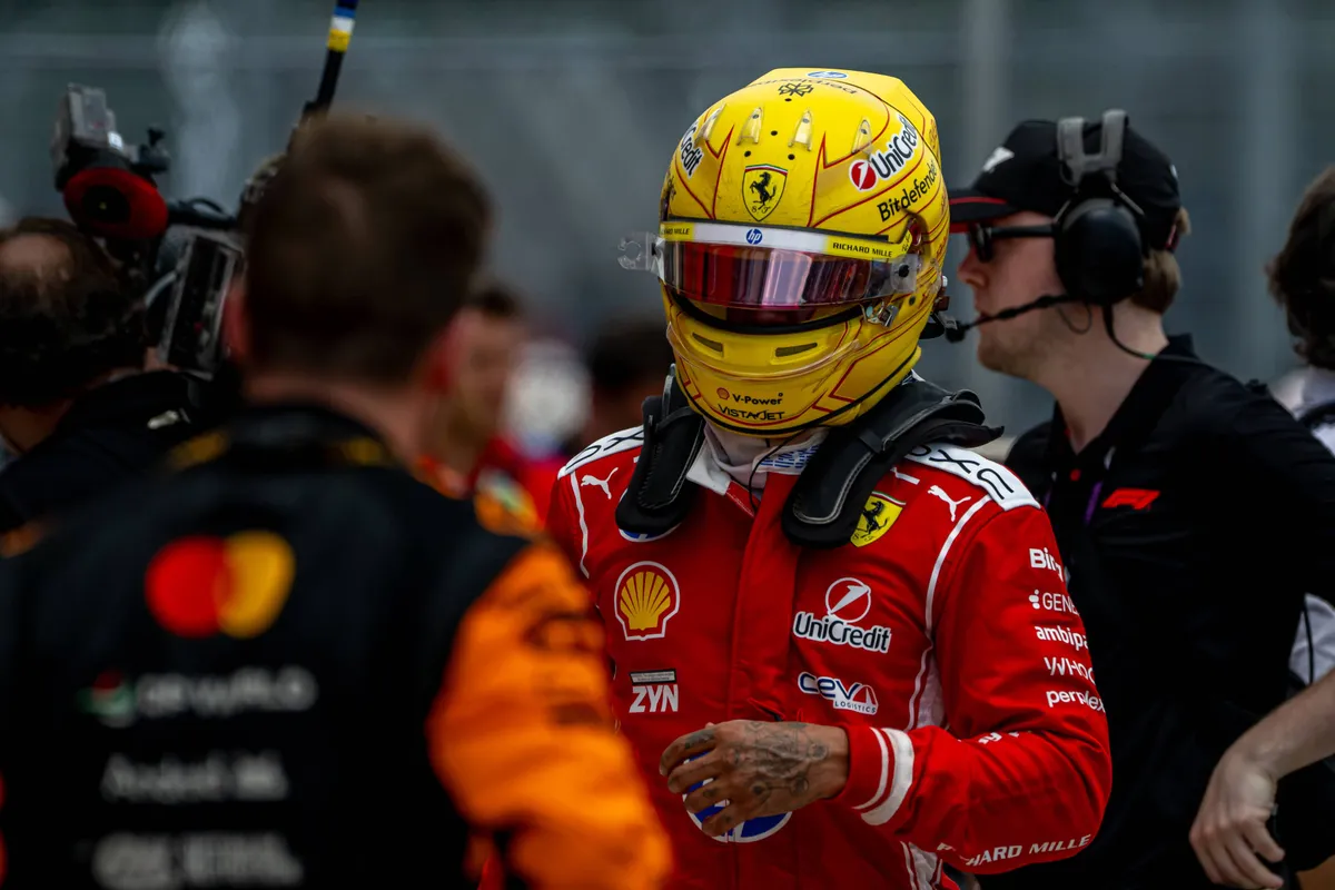 Een teleurgestelde Lewis Hamilton stapt uit zijn Ferrari tijdens GP Miami