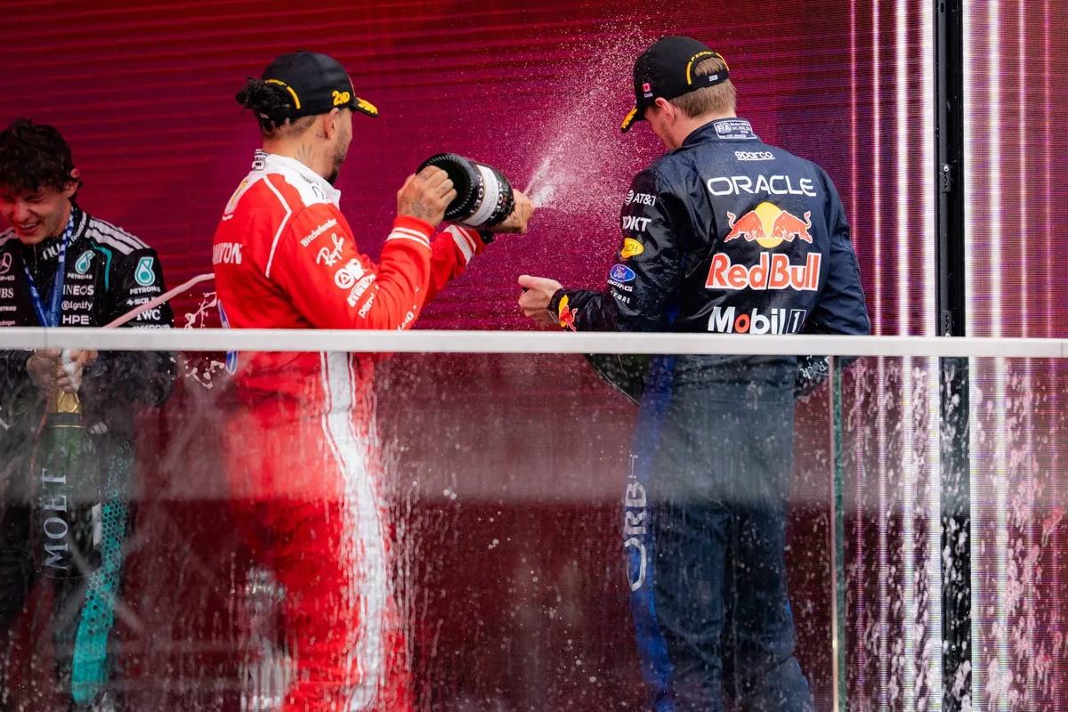 Lewis Hamilton en Max Verstappen vieren samen feest op het podium in Canada