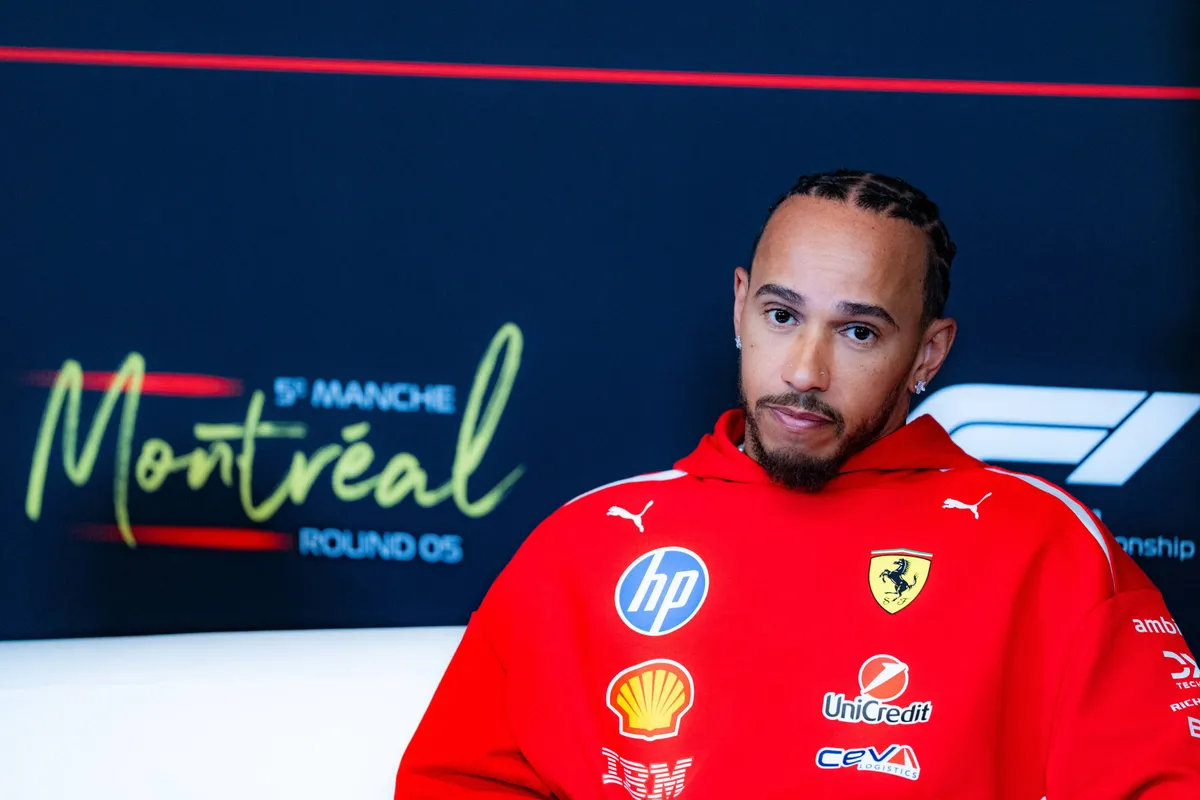 Lewis Hamilton tijdens de persconferentie in Montreal in 2026