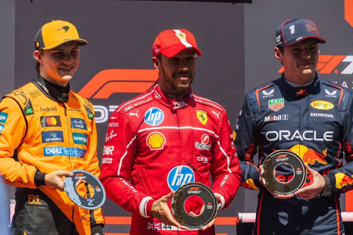 Max Verstappen, Lewis Hamilton en Oscar Piastri in de F1
