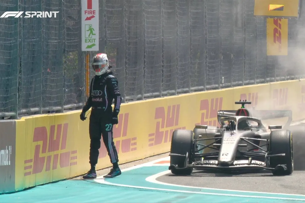 De Audi van Nico Hülkenberg staat in brand voor de sprintrace in Miami