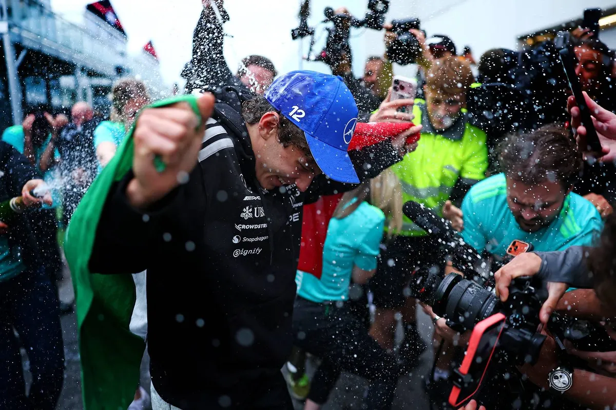 Kimi Antonelli viert feest met zijn team na zijn overwinning tijdens de F1 Grand Prix van Canada in 2026