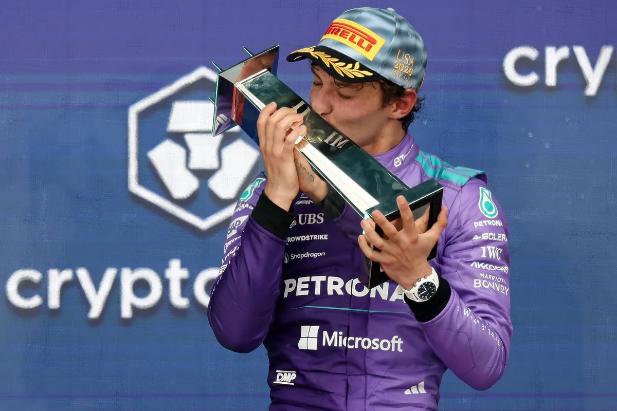 Kimi Antonelli zegeviert op het podium na afloop van de F1 Grand Prix van Miami in 2026