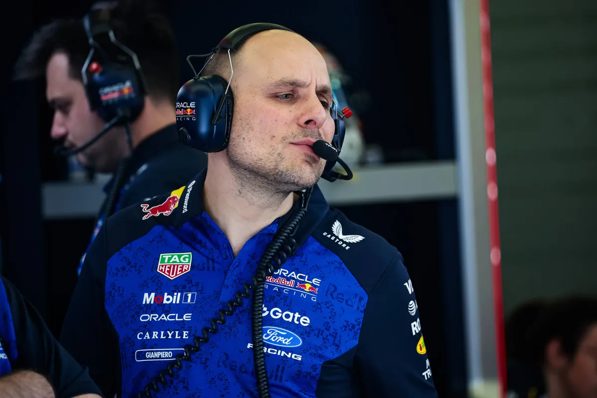 Gianpiero Lambiase, race-engineer van Max Verstappen, in de Red Bull-garage in 2026
