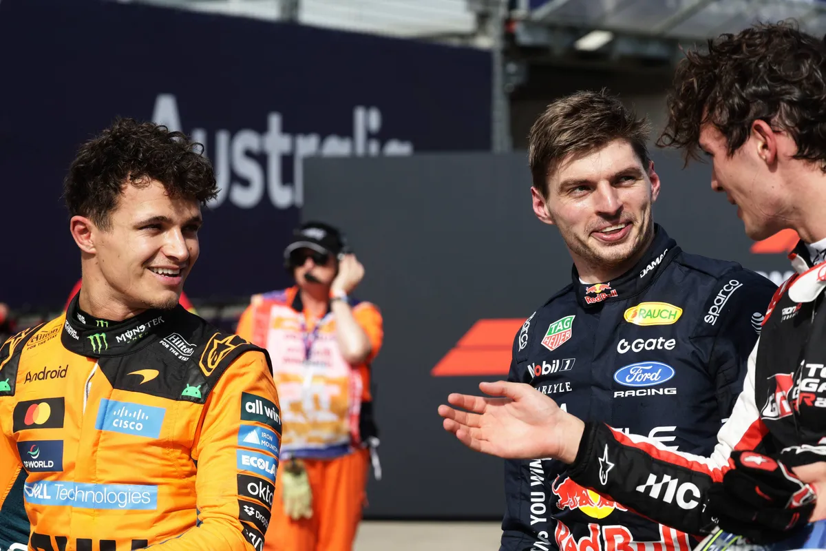 Lando Norris, Max Verstappen en Oliver Bearman in gesprek voorafgaand aan de F1 Grand Prix van Australië in 2026
