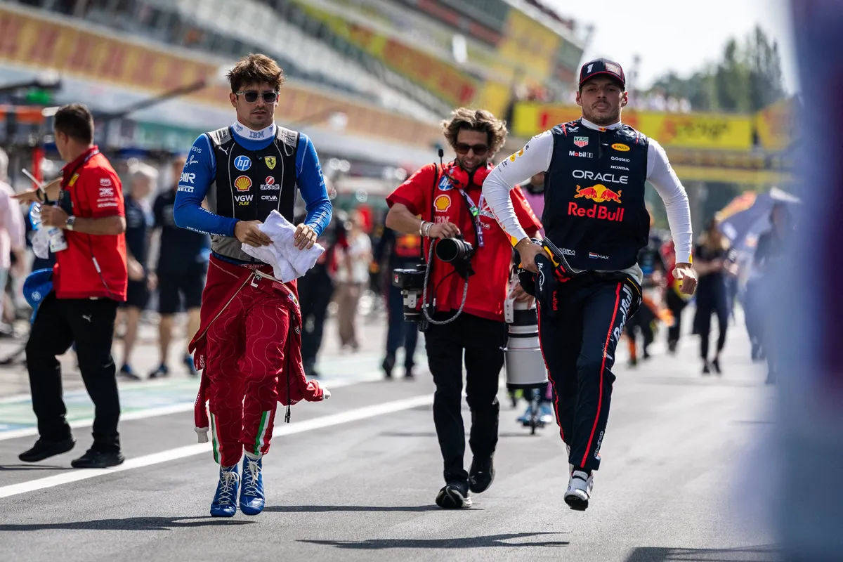 Max Verstappen en Charles Leclerc rennen naar de grid in 2025