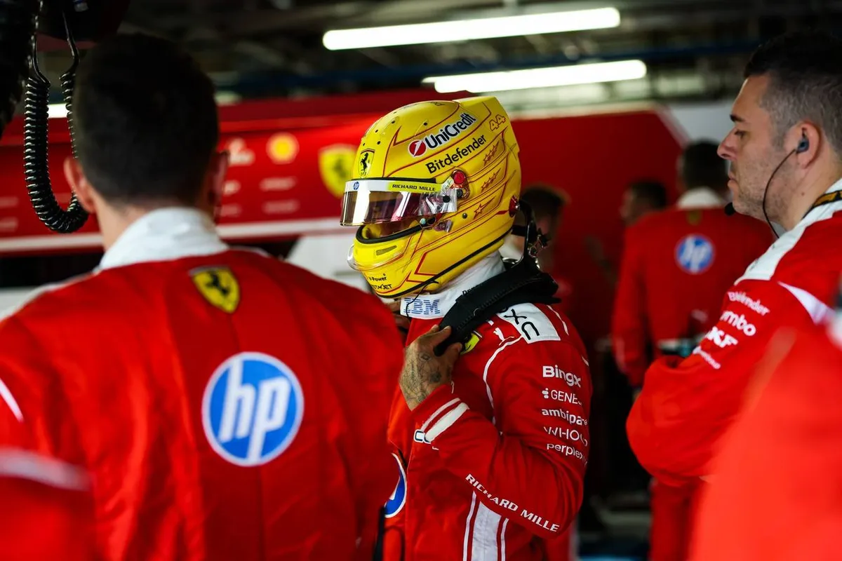 Lewis Hamilton in de garage tijdens het F1-raceweekend in Canada (2026)
