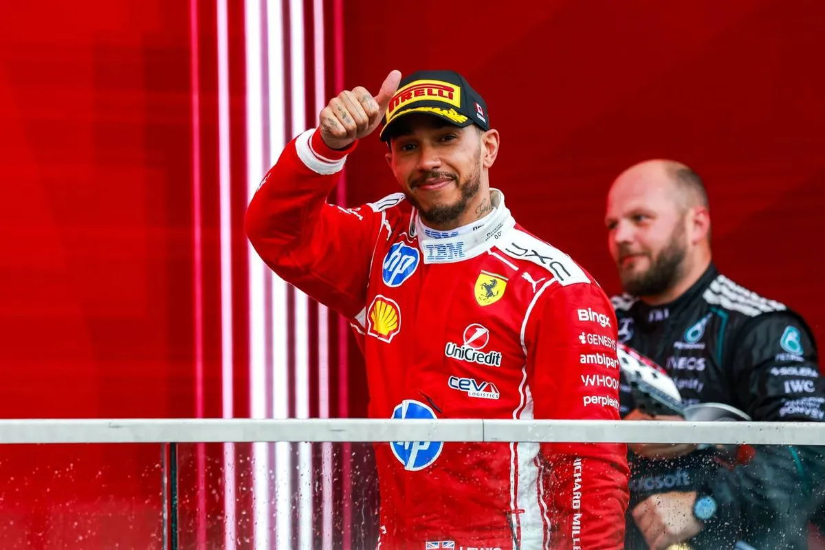 Lewis Hamilton op het podium na afloop van zijn tweede plaats tijdens de F1 Grand Prix van Canada in 2026
