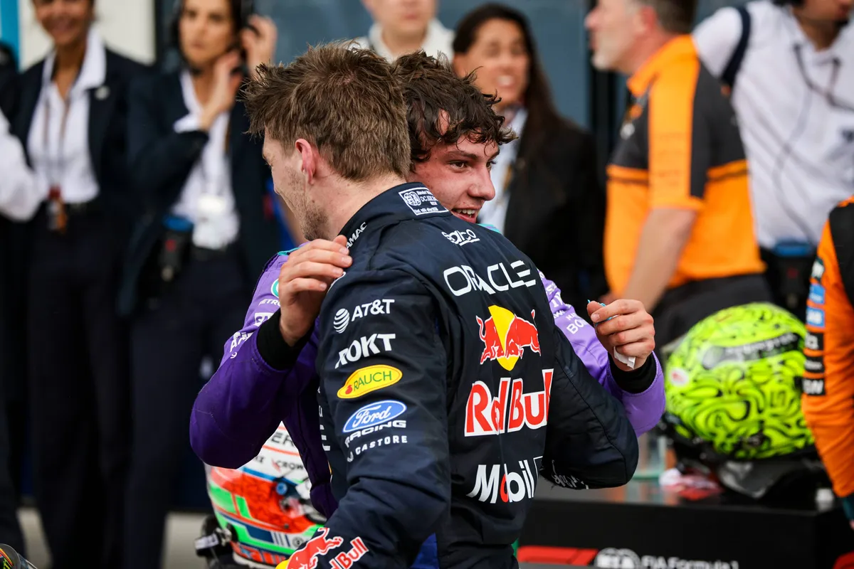 Max Verstappen en Kimi Antonelli omhelzen elkaar na de 2026 F1 GP Miami