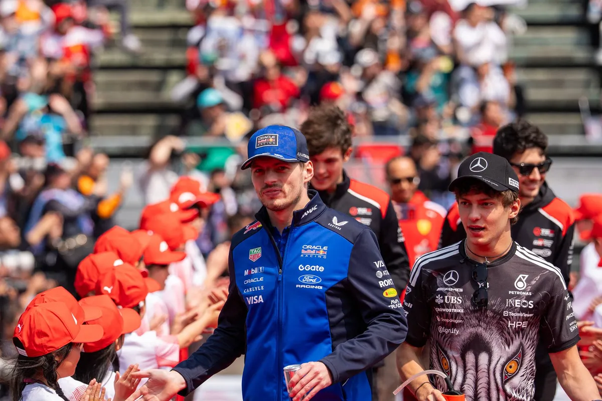 Max Verstappen en Kimi Antonelli op de grid in 2026
