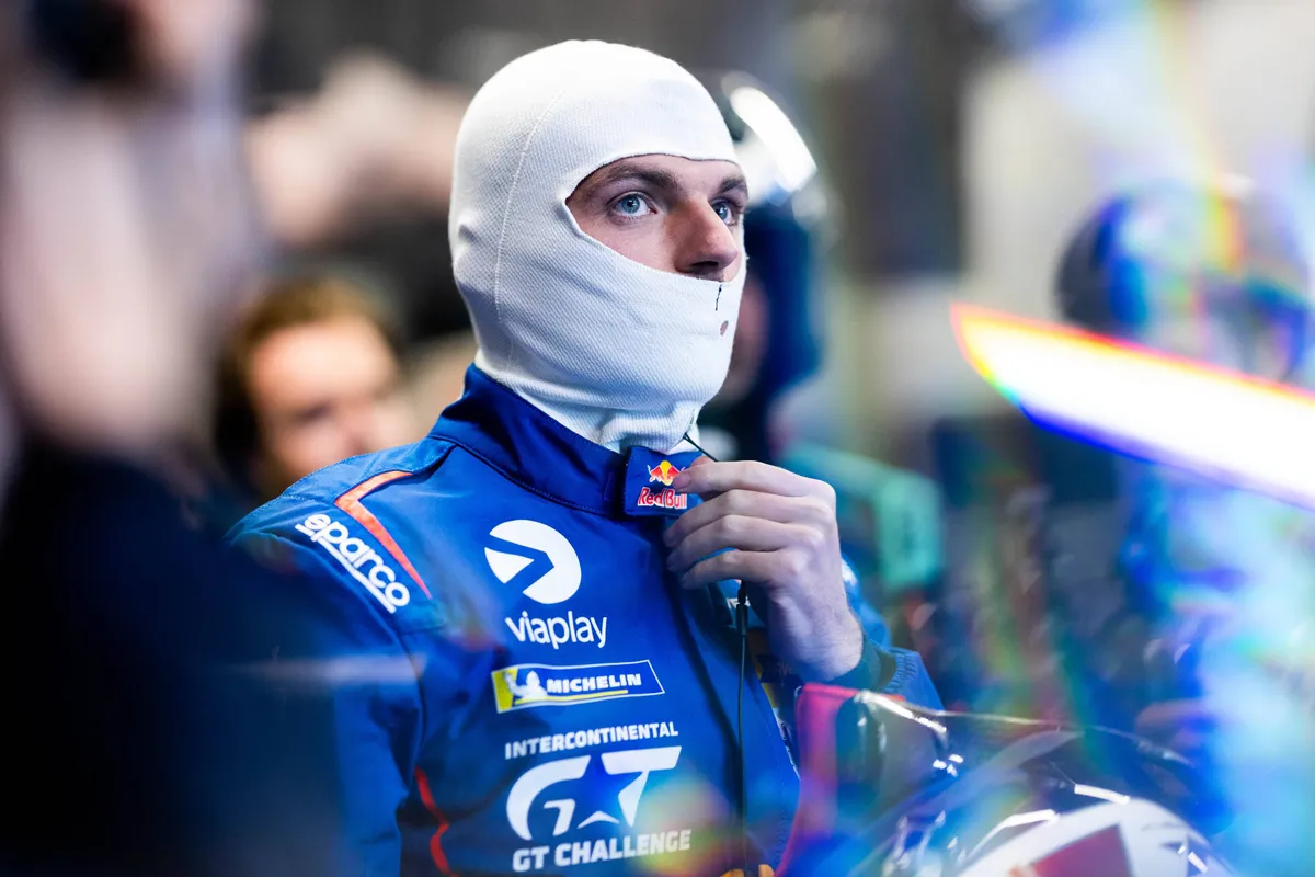 Max Verstappen met een balaclava op tijdens de 24 uur van de Nürburgring