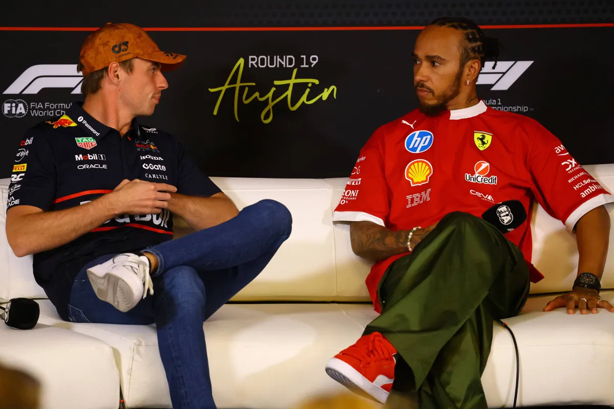 Max Verstappen en Lewis Hamilton op de persconferentie in Austin in 2025