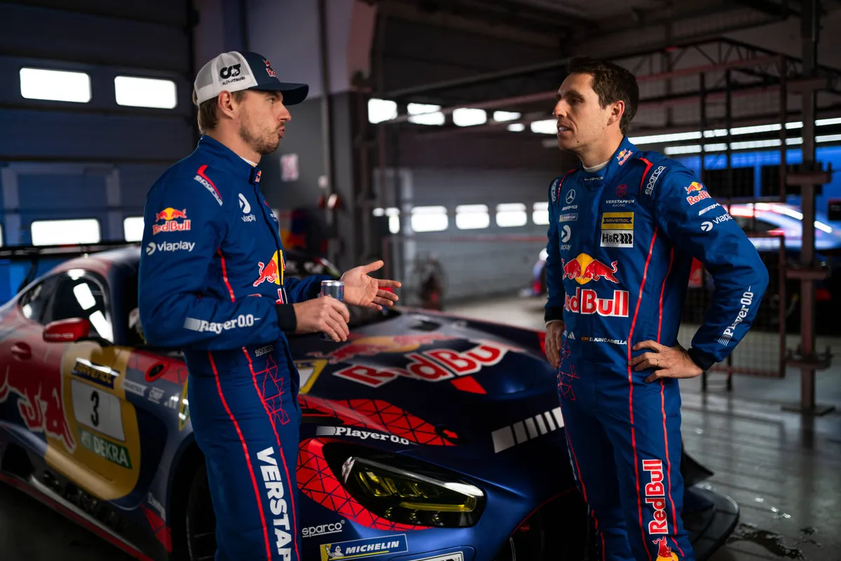 Max Verstappen en Dani Juncadella in gesprek met elkaar voor de 24 uur van de Nürburgring