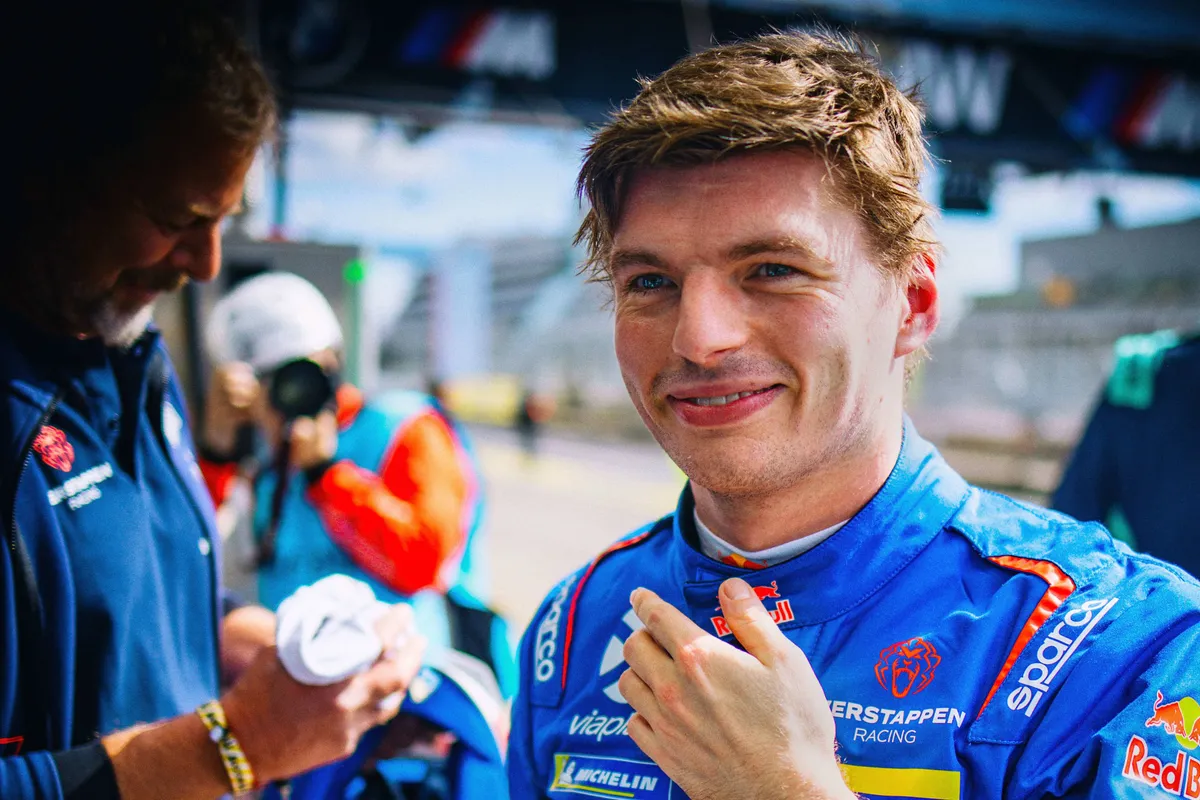 Max Verstappen voor Mercedes-AMG op de Nürburgring in 2026