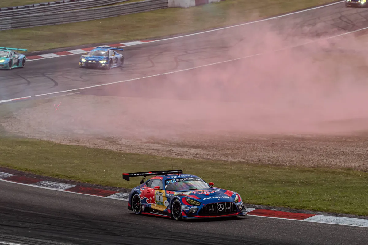 Een fakkel gaat af tijdens de start van de 24 uur van de Nürburgring