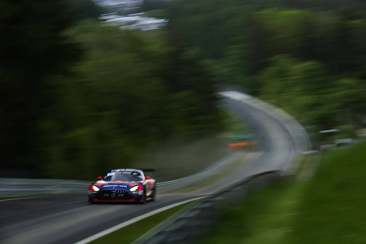 De Mercedes van Max Verstappen op de Nürburgring met grote problemen